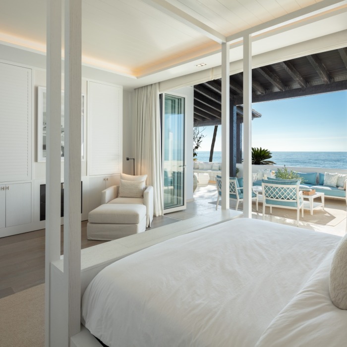 Luxury 3 Bedroom Frontline Beach Apartment in Marina de Puente Romano | Image 23