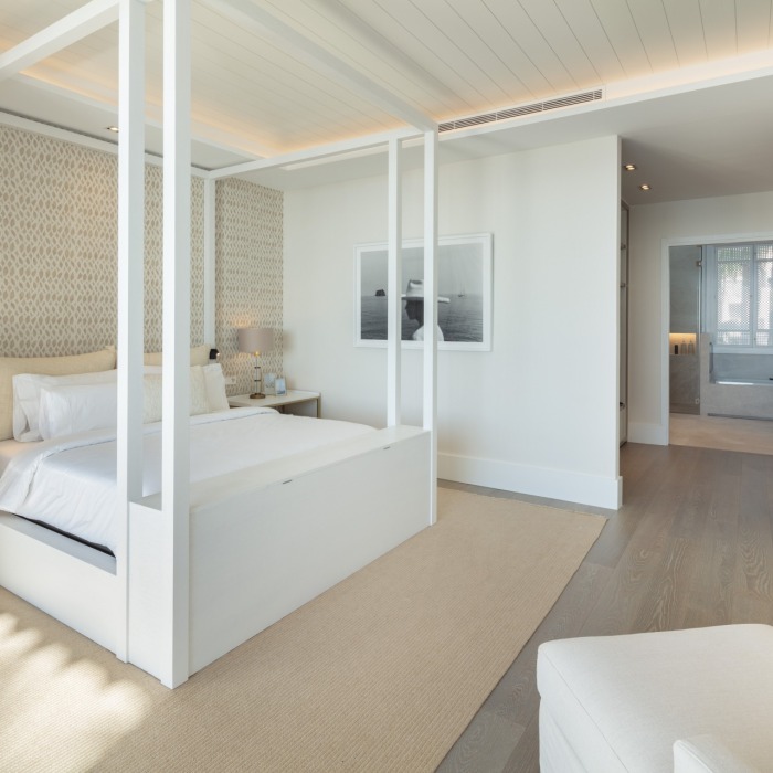Luxury 3 Bedroom Frontline Beach Apartment in Marina de Puente Romano | Image 22