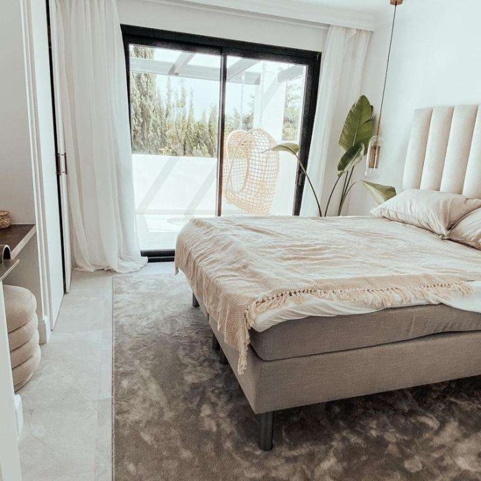 Boheme Chic Villa de 5 Dormitorios en Parcelas del Golf, Nueva Andalucía | Image 21