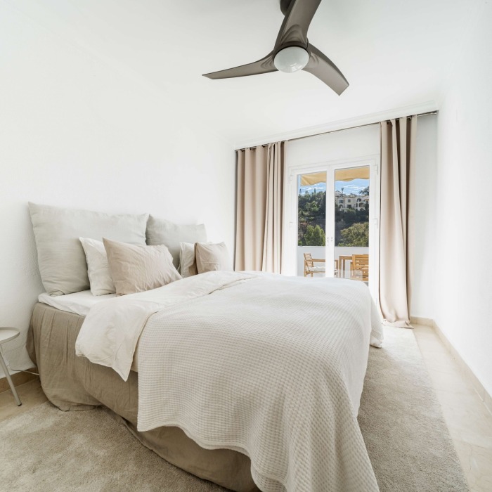 2 Bedroom Frontline Golf Apartment in La Quinta, Benahavis | Image 6