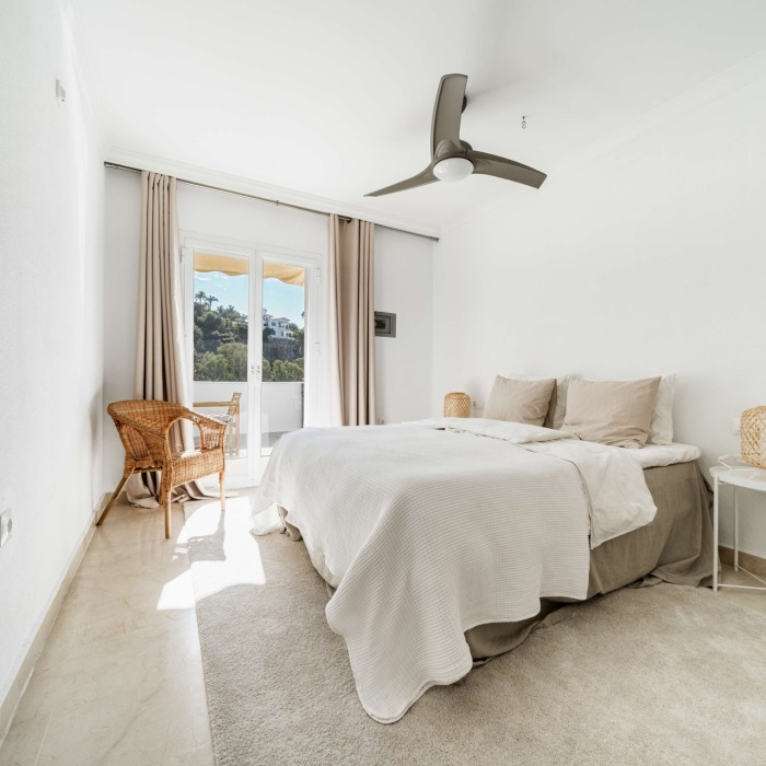 2 Bedroom Frontline Golf Apartment in La Quinta, Benahavis | Image 7