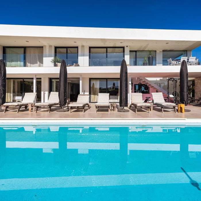 Modern frontline golf villa for rent in Los Naranjos in Nueva Andalucia, Marbella Spain1