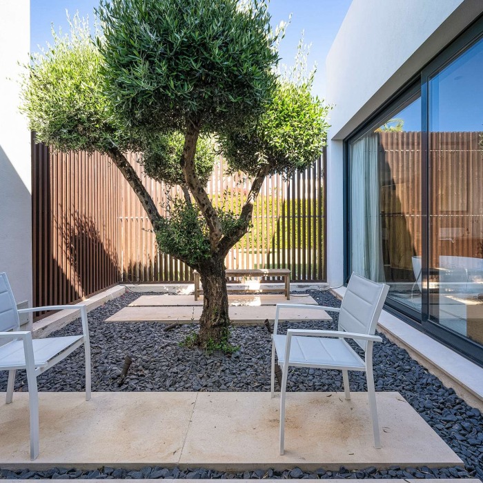 Modern 5 Bedroom Frontline Golf Villa in Los Naranjos, Nueva Andalucia | Image 18