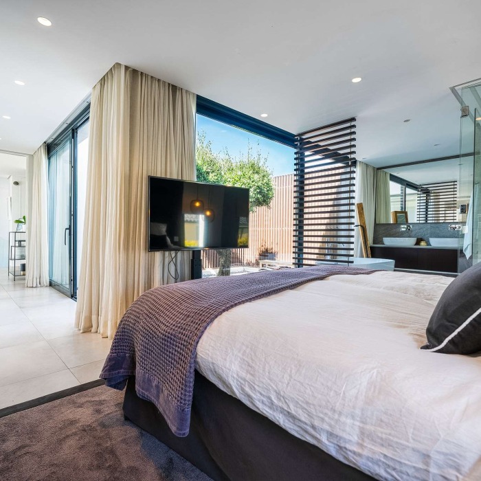 Modern 5 Bedroom Frontline Golf Villa in Los Naranjos, Nueva Andalucia | Image 21