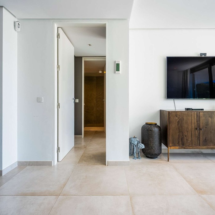 Villa Moderne de 5 Chambres en Premiere Ligne de Golf à Los Naranjos, Nueva Andalucia | Image 40