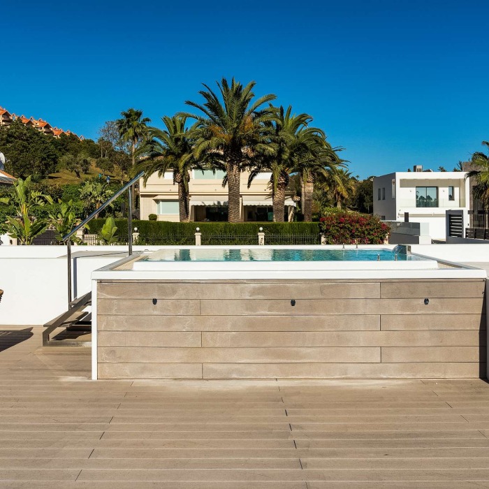 Modern 5 Bedroom Frontline Golf Villa in Los Naranjos, Nueva Andalucia | Image 29