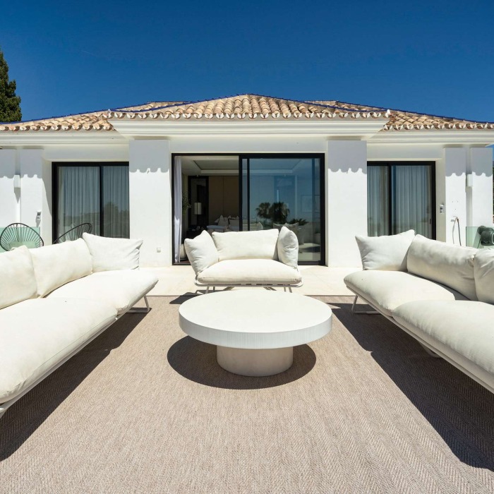 Villa Moderna de 5 Dormitorios con Vistas al Mar en Los Naranjos, Nueva Andalucía | Image 37
