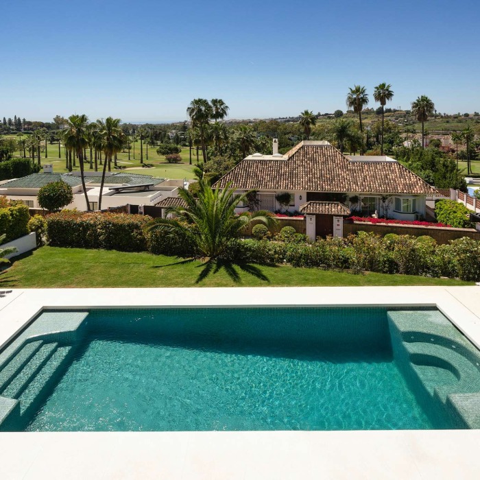 Villa Moderna de 5 Dormitorios con Vistas al Mar en Los Naranjos, Nueva Andalucía | Image 18