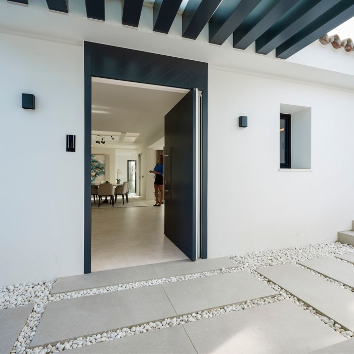 Villa Moderna de 4 Dormitorios con Vistas al Mar en El Rosario, Marbella Este | Image 17