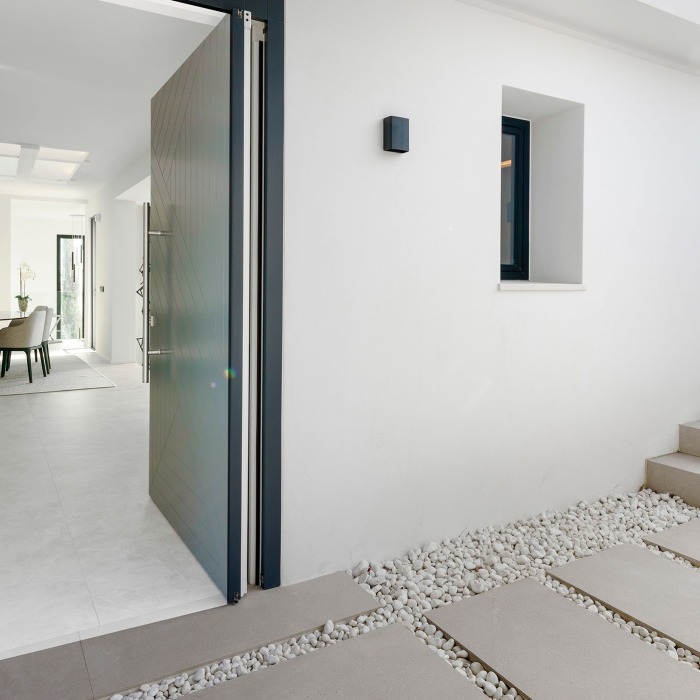 Villa Moderna de 4 Dormitorios con Vistas al Mar en El Rosario, Marbella Este | Image 33