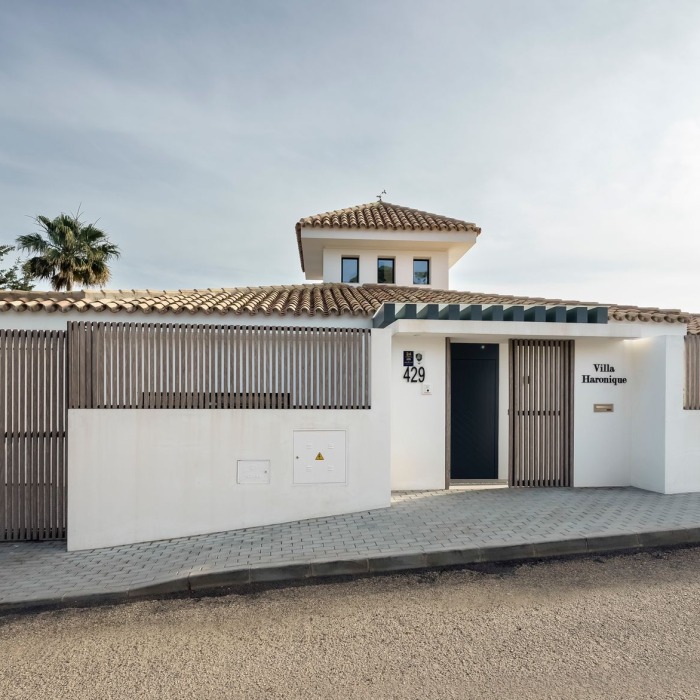 Modern 4 Bedroom Sea View Villa in El Rosario, Marbella East | Image 13