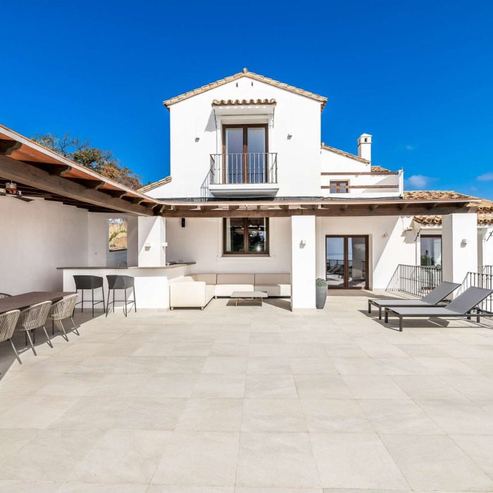 5 Bedroom Andalusian Villa with Sea Views in Selwo, Estepona | Image 7