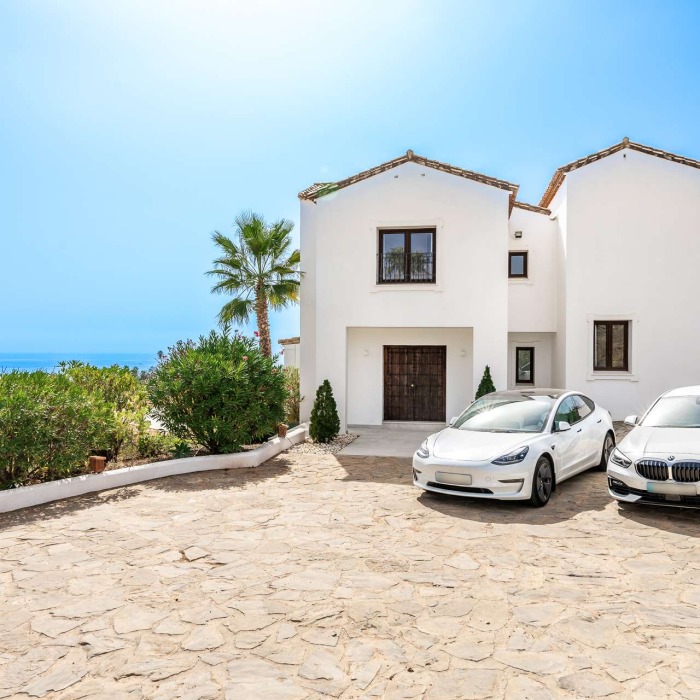 5 Bedroom Andalusian Villa with Sea Views in Selwo, Estepona | Image 20
