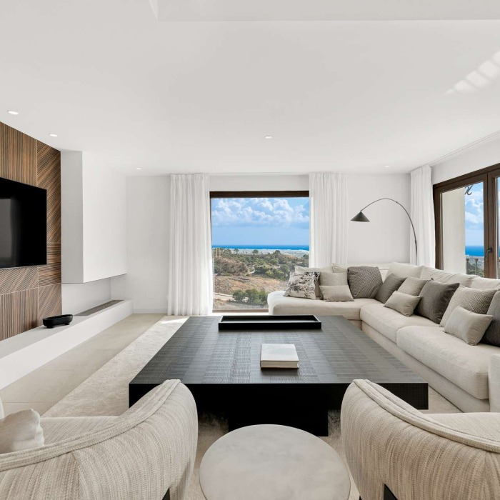 5 Bedroom Andalusian Villa with Sea Views in Selwo, Estepona | Image 1