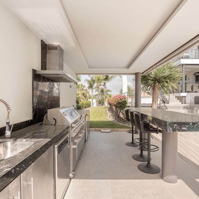 Modern 4 Bedroom Villa with Panoramic Sea Views in Seghers, Estepona, Spain | Image 9