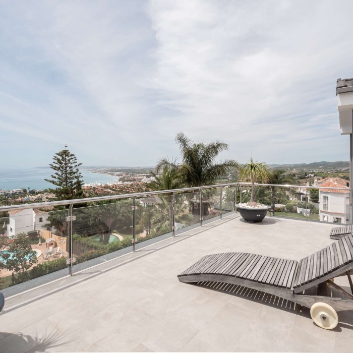 Modern 4 Bedroom Villa with Panoramic Sea Views in Seghers, Estepona, Spain | Image 27