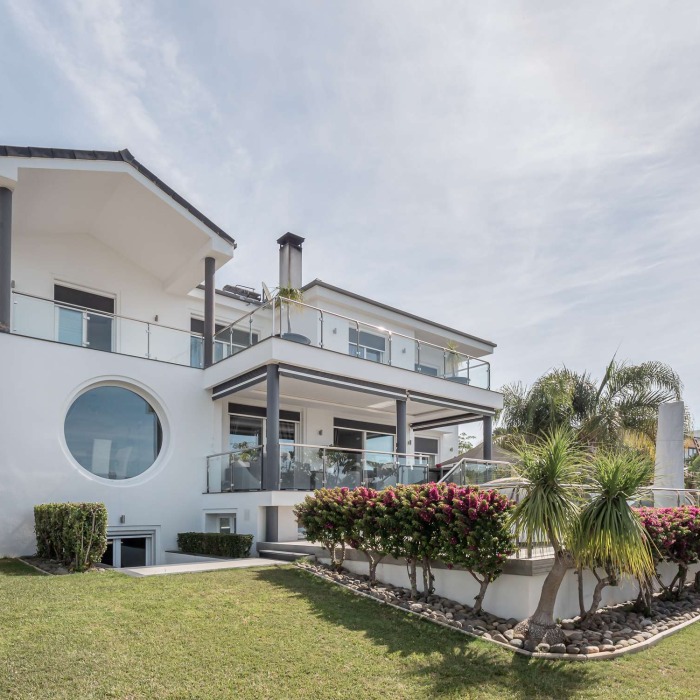 Modern 4 Bedroom Villa with Panoramic Sea Views in Seghers, Estepona, Spain | Image 3