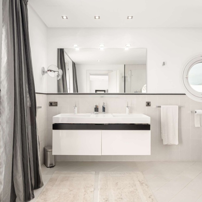 Modern 4 Bedroom Villa with Panoramic Sea Views in Seghers, Estepona, Spain | Image 32