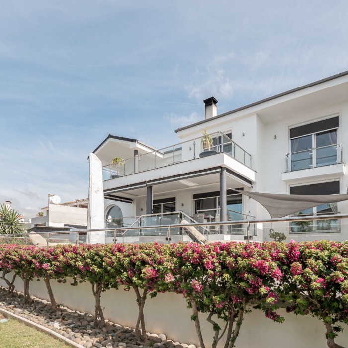 Modern 4 Bedroom Villa with Panoramic Sea Views in Seghers, Estepona, Spain | Image 4