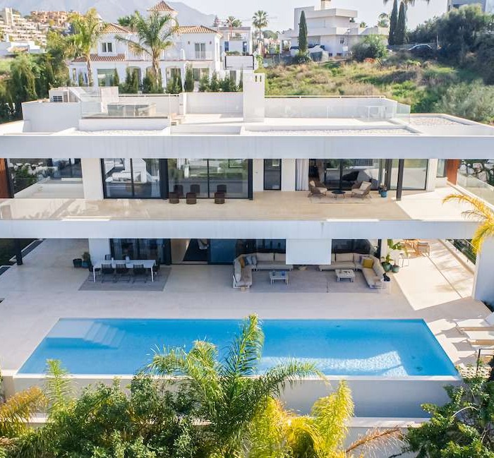 Villa Moderna de 6 Dormitorios en Nueva Andalucía, Marbella | Image 2
