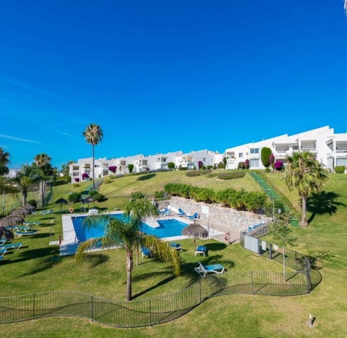 3 Bedroom Apartment with sea and golf views in Azahara 1 in Nueva Andalucia | Image 3