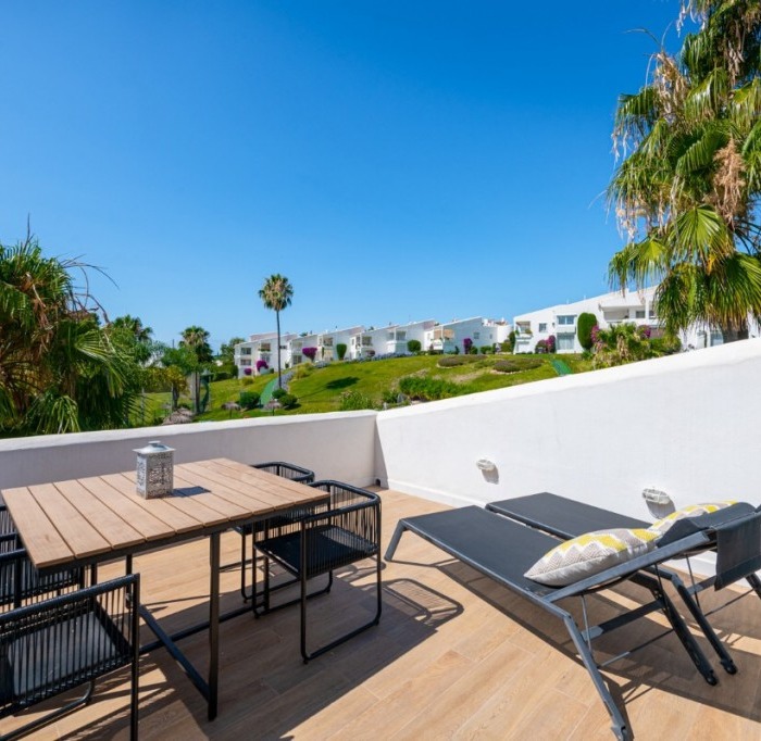 3 Bedroom Apartment with sea and golf views in Azahara 1 in Nueva Andalucia | Image 4