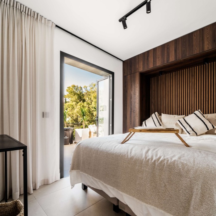 Modern 3 Bedroom Frontline Golf Penthouse in La Quinta, Benahavis | Image 11