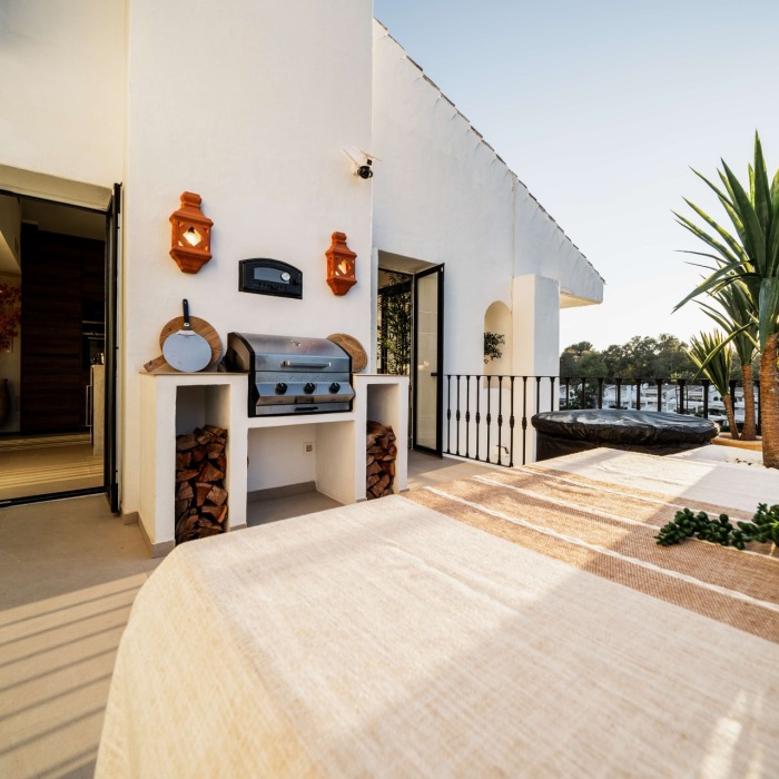 Modern 3 Bedroom Frontline Golf Penthouse in La Quinta, Benahavis | Image 9