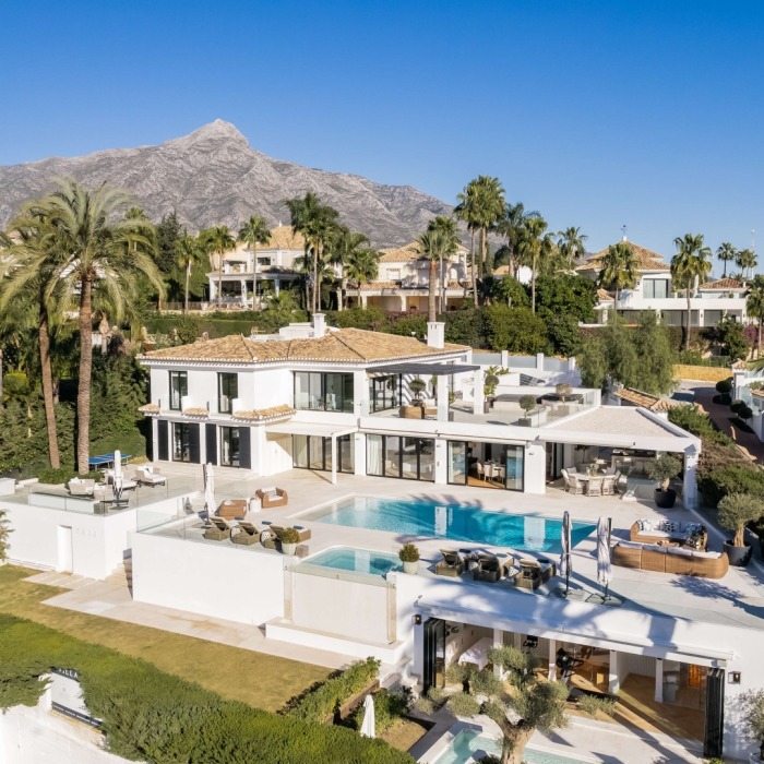 Luxurious frontline golf villa for sale in Nueva Andalucia6