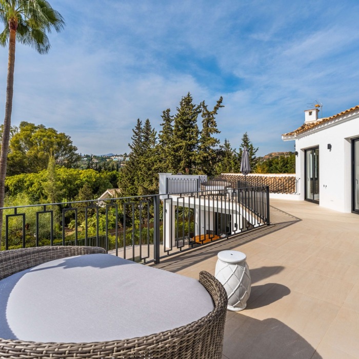 Beautiful 5 Bedroom Mediterranean Villa in El Paraiso, Estepona | Image 5