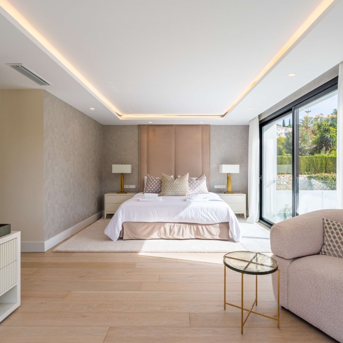 Beautiful 5 Bedroom Mediterranean Villa in El Paraiso, Estepona | Image 11