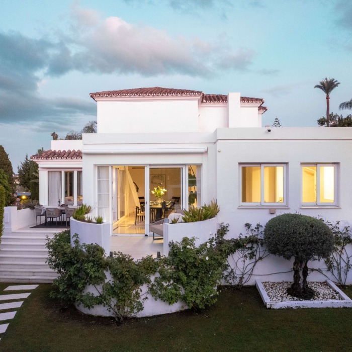 Luxury 4 Bedroom Villa with Panoramic Views in Nueva Andalucia | Image 13