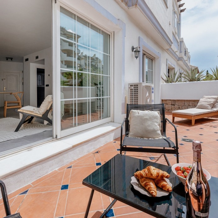Modern 2-bedroom Apartment with Garden in Nueva Andalucia | Image 9