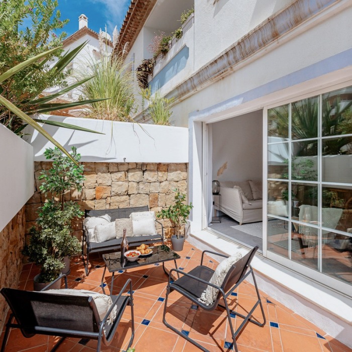 Modern 2-bedroom Apartment with Garden in Nueva Andalucia | Image 7