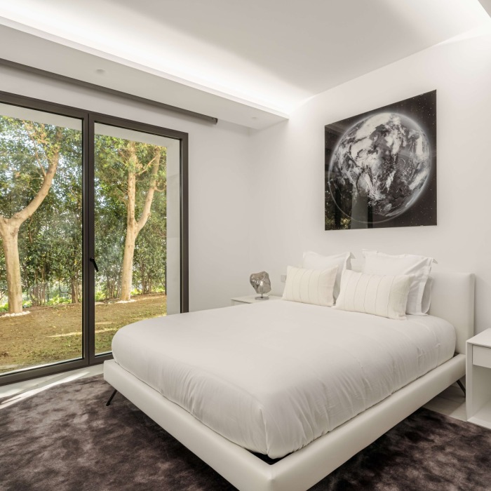 4 Bedroom Frontline Apartment in Emare, Estepona | Image 8