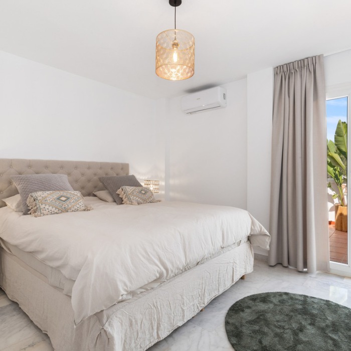 Modern 4 Bedroom Sea View Penthouse in Albatros I in La Campana, Nueva Andalucia | Image 12