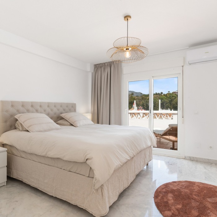 Modern 4 Bedroom Sea View Penthouse in Albatros I in La Campana, Nueva Andalucia | Image 11
