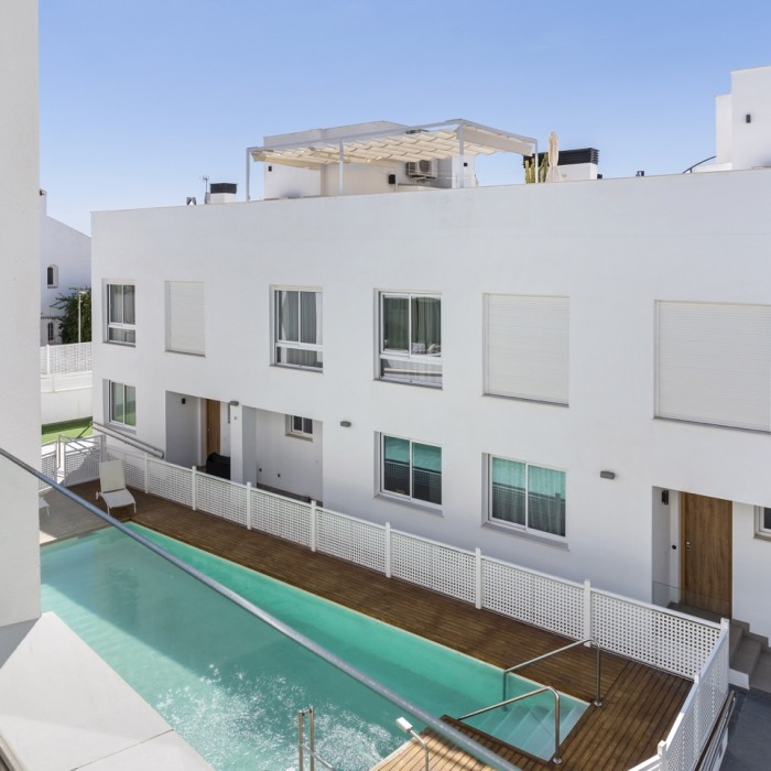 Modern 5 Bedroom Townhouse in Nueva Andalucia | Image 36