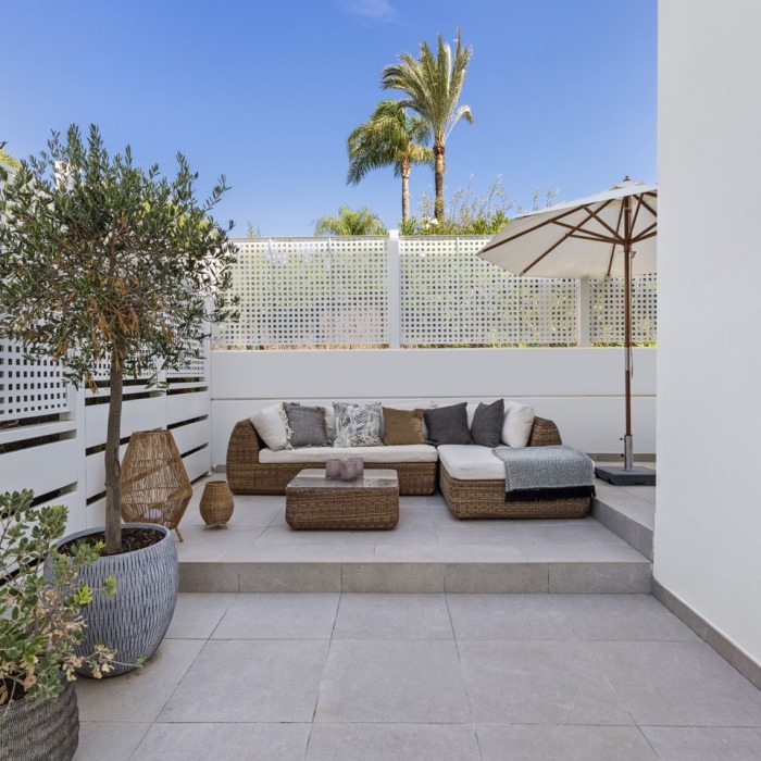 Modern 5 Bedroom Townhouse in Nueva Andalucia | Image 37