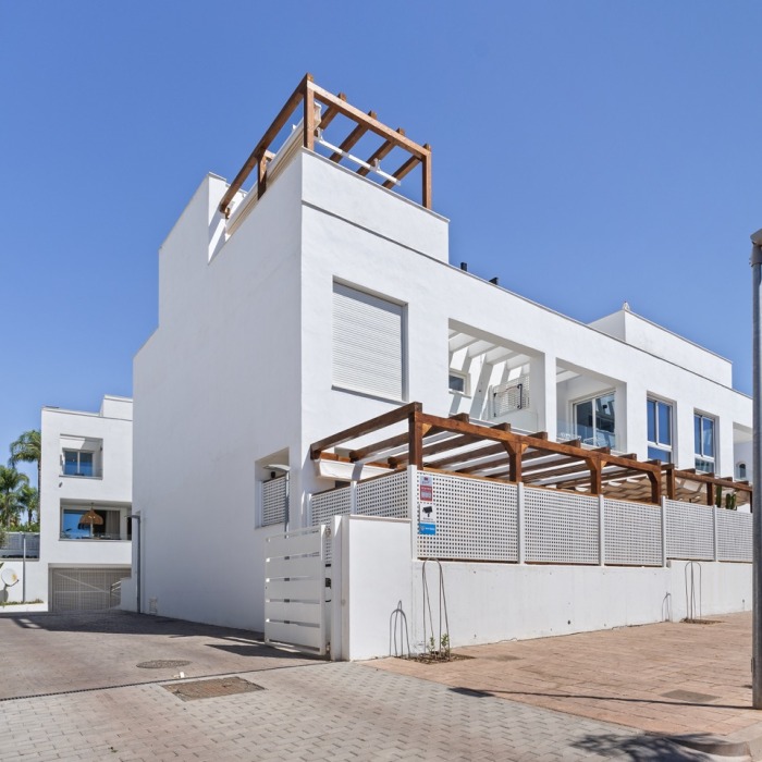 Modern 5 Bedroom Townhouse in Nueva Andalucia | Image 38