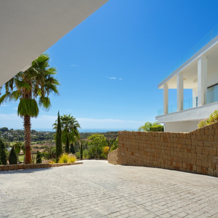 Modern 7 Bedroom Sea View Villa in El Paraiso in Estepona | Image 8