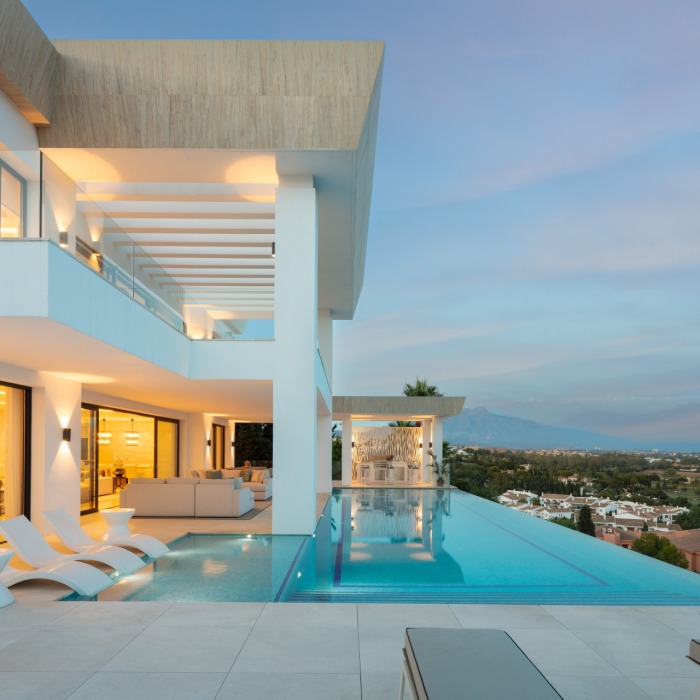 Modern 7 Bedroom Sea View Villa in El Paraiso in Estepona | Image 7