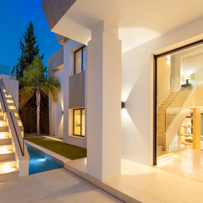 Modern 7 Bedroom Sea View Villa in El Paraiso in Estepona | Image 4