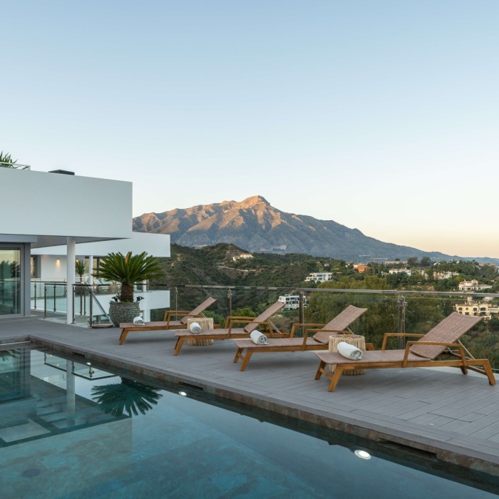 Modern 5 Bedroom Villa with Panoramic Sea Views in El Herrojo in Benahavis | Image 2