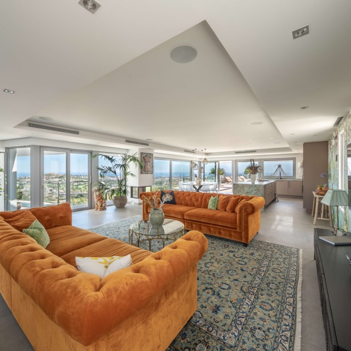 Modern 5 Bedroom Villa with Panoramic Sea Views in El Herrojo in Benahavis | Image 7