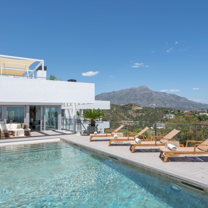 Modern 5 Bedroom Villa with Panoramic Sea Views in El Herrojo in Benahavis | Image 11