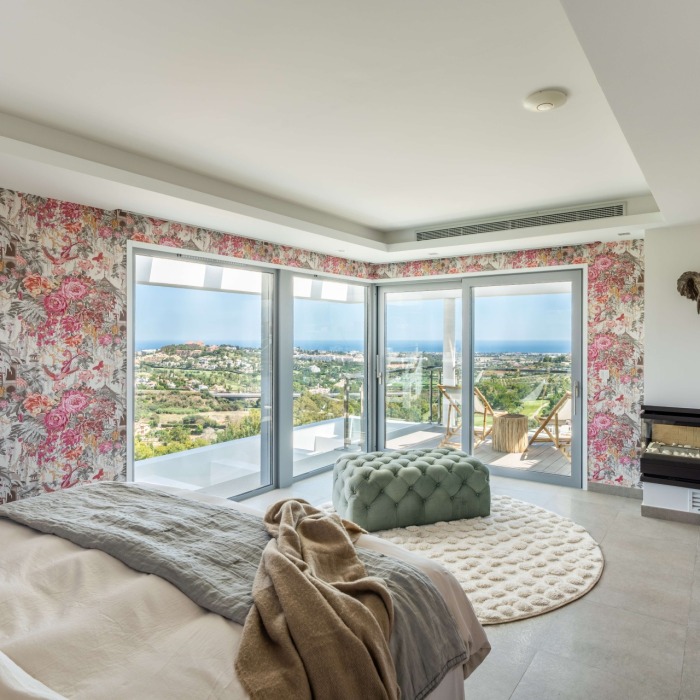 Modern 5 Bedroom Villa with Panoramic Sea Views in El Herrojo in Benahavis | Image 9