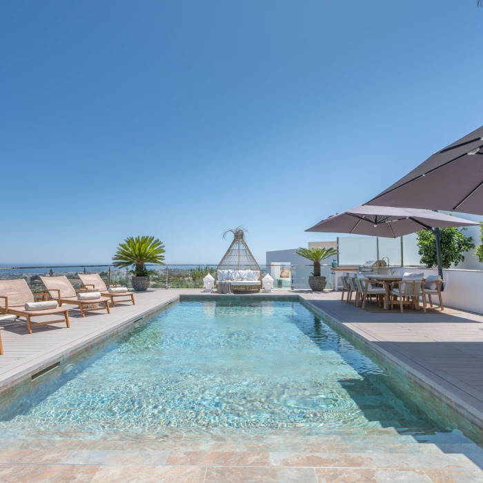 Modern 5 Bedroom Villa with Panoramic Sea Views in El Herrojo in Benahavis | Image 8