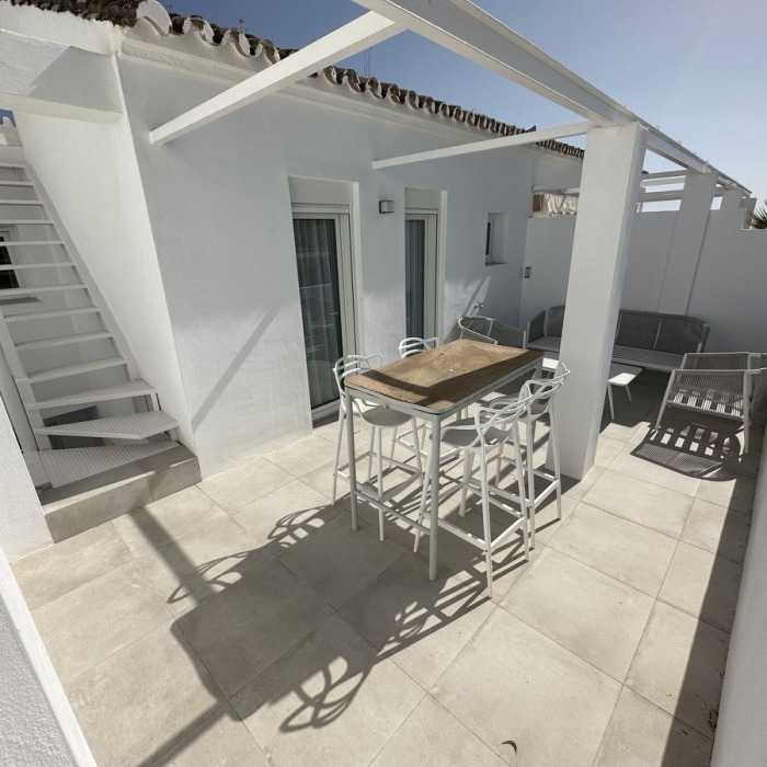 Modern 4 Bedroom Townhouse with Garden in Atalaya in Benahavis | Image 36