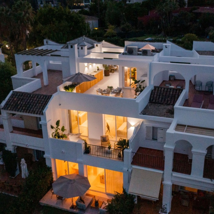 Modern 4 Bedroom Townhouse with Garden and Rooftop in La Quinta, Benahavis | Image 25